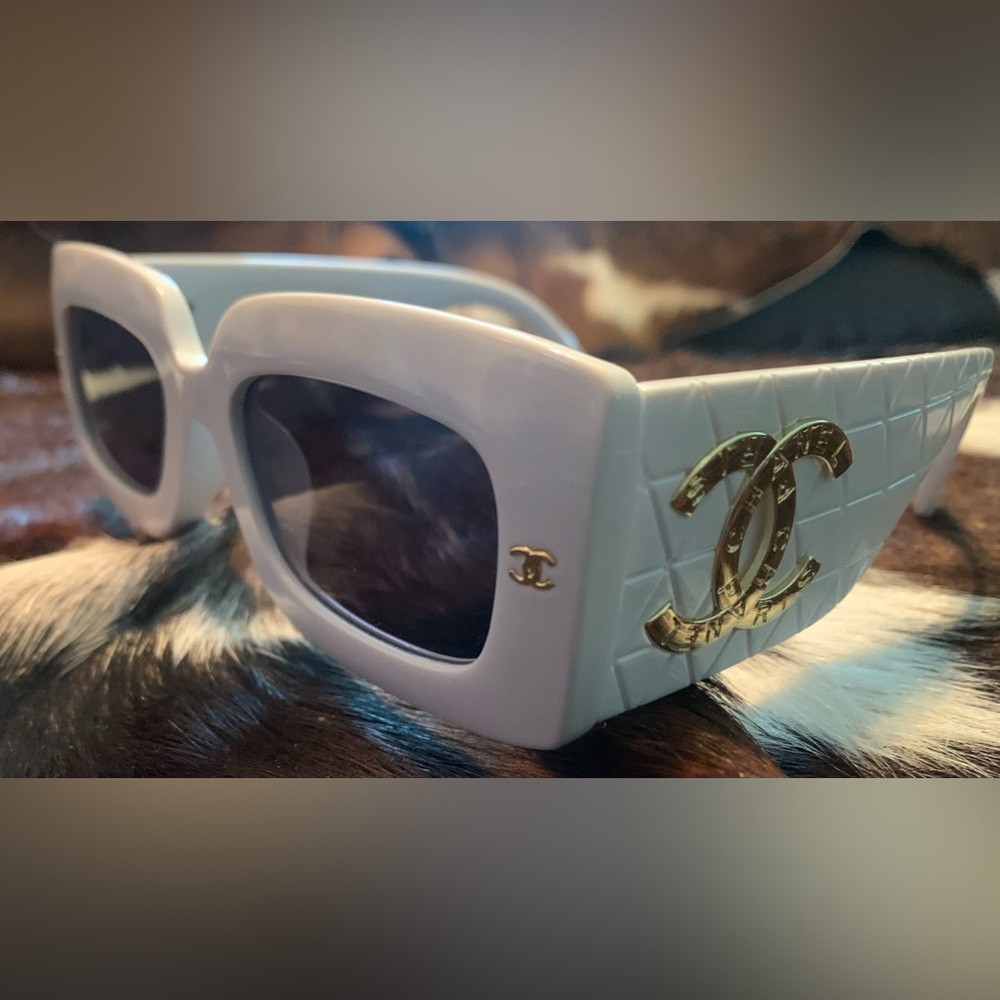 Used like new Chanel sunglasses. Copy. No scratches. No case